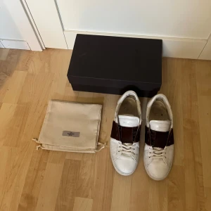 Valentino opens - Sjukt feta Valentinos. De är självklart äkta och allt OG följer med. Skick 6-7/10. De är att de är lite trasig vid insidan av höger häl och lite smått slitna/repiga men det är inget som syns eller märks av när man använder de.