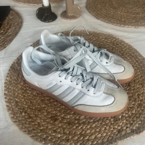 Adidas samba - Säljer mina fina Adidas Samba i storlek 37. De är vita med grå ränder. 