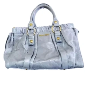 Miu Miu Vitello Lux Bow väska - DETALJER Material: Läder  Tillbehör: Inga  ANGE Exteriör: I gott skick. Insida: I gott skick.