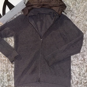 Massimo dutti cardigan  - Säljer nu mina snygga och sällsynta Massimo dutti cardigan, storleken är L men den sitter som M, kontakta gärna mig för frågor eller fler bilder vid eventuellt köp✔️🙌🏼 mvh!