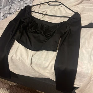 Svart långärmad tröja  - Svart långärmad tröja, skön, bra kvalitet, visar brösten, 