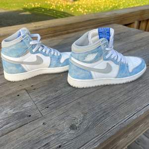 1or i retro high hyper royal smoke grey. Köpta för längesen och använda en del men fortfarande i bra skick och går att fräscha upp ännu mer🩷