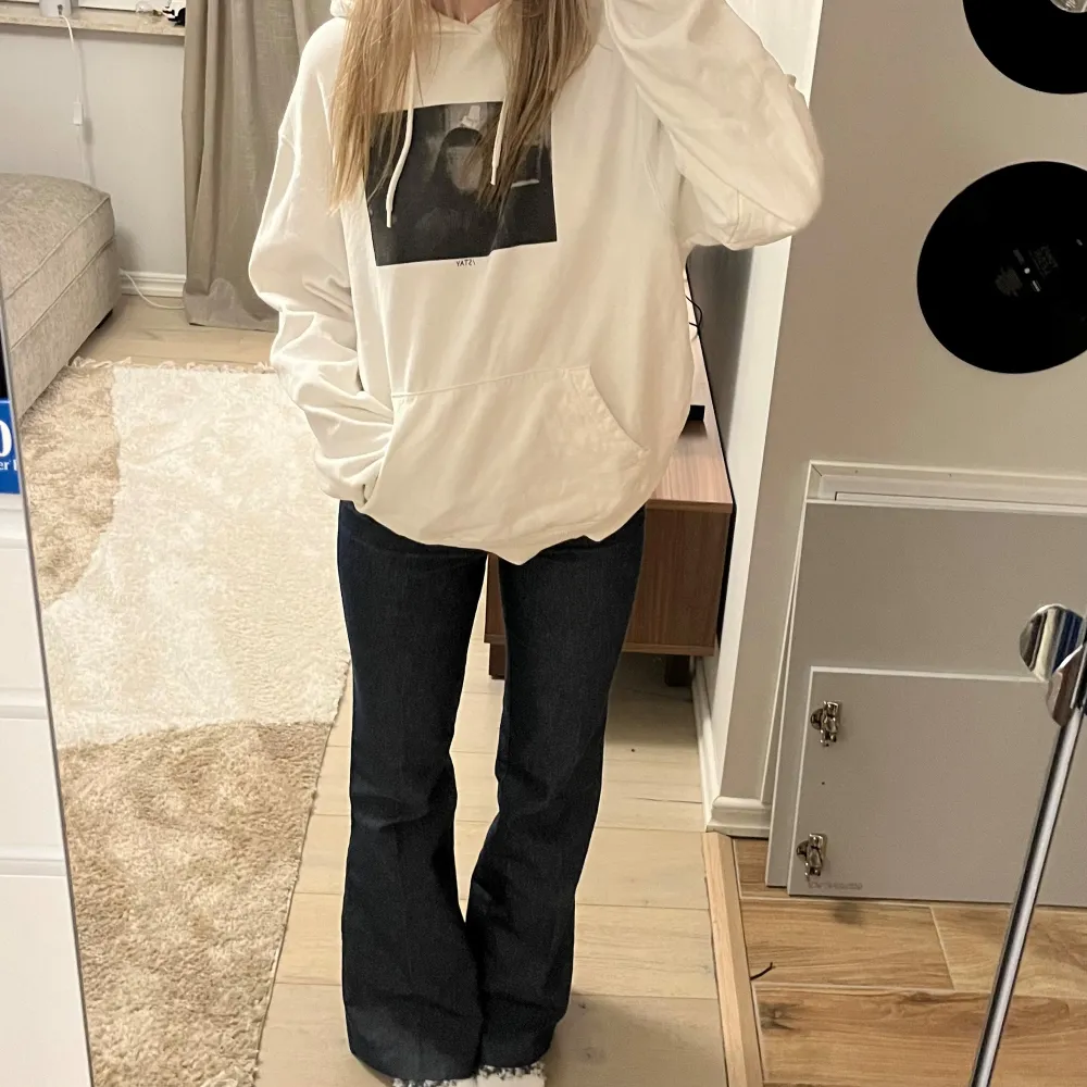 Snygg vit hoodie med tryck. Tröjan är i mycket bra skick och har inga fläckar. Köpt från carlings i storlek XS, men har en oversized passform🤍. Hupparit & Collegepaidat.