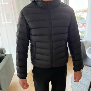 Dunjacka från Colmar - Varm och mycket fin dunjacka från Colmar. Storlek 52/L. Liten lagning vid dragkedjan, som inte syns vid användning. Killen på bilden är 193 cm lång  Rök- och djurfritt hem ✨