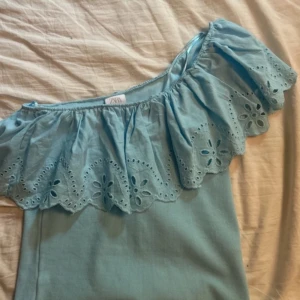 Volang tröja  - Blå volang topp från zara 