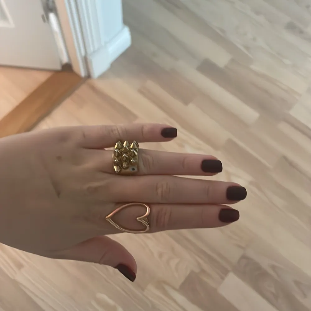 Jätte söt ring med ett hjärta. Köpt för ca 1 månad sen av ett uf företag. Köpte senare ett halsband som råkade bli fel och komma i silver så har bytt tilll silversmycken. Hör av er vid intresse!🩷. Asusteet.