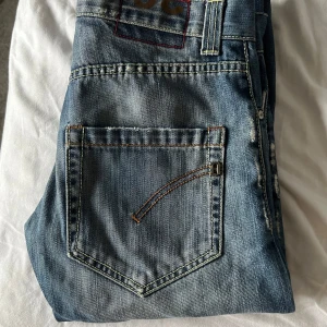 Dondup byxor - Riktigt feta dondup byxor som är i storlek w30. Väldigt bra skick inga hål som inte ska vara där, dock ganska anvundna därav priset. Hör av vid frågor:) Pris kan diskuteras såklart