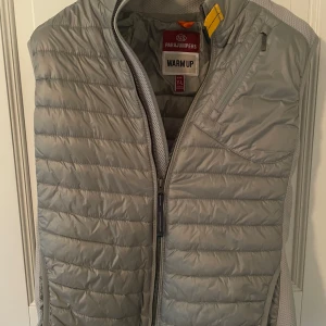 Parajumper väst - Tunn lätt dunväst i juniorstorlek L (176 cm). Knappt använd och i väldigt bra skick. Nypris 2800kr