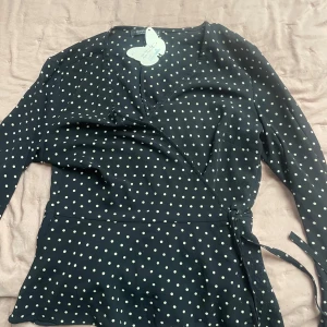 Fin blus  - Jättefin blus i bra skick. Utom något nopprig i ena hörnet. Inget som syns vid användning 