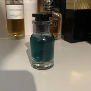 30 ml le beau edt - Säljer le beau edt i en dekant, 30 ml kvar förvarat mörk och svalt.
