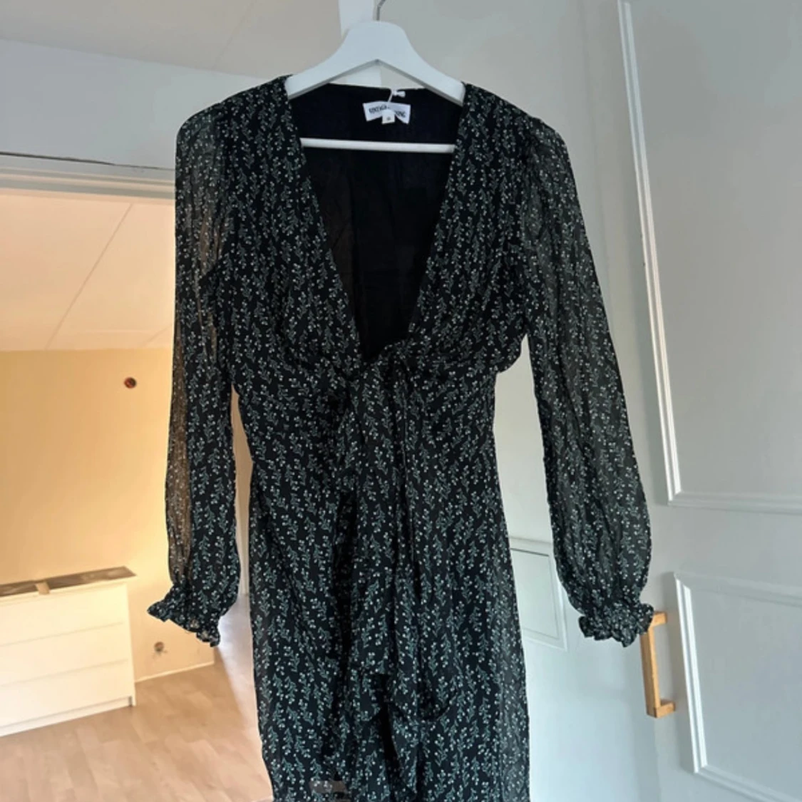 Svart blommig klänning med knyt - 90