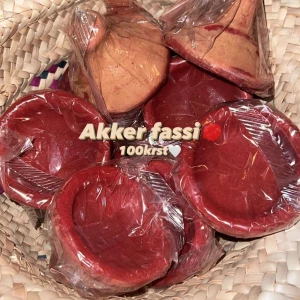Blush - Akar Fassi är en traditionell marockansk skönhetsingrediens gjord av vallmoblommans kronblad. Den är rik på antioxidanter, vitaminer och mineraler, och har anti-aging egenskaper som hjälper till att minska fina linjer och rynkor. Perfekt Blush som håller i evigheter!!😍