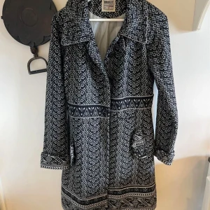 Kappa Object - Snygg kappa från Object i stl M. 50% ull, 50% viskos, innerfoder 100% polyester. 