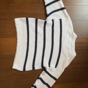 Randig tröja  - En vit tröja med mörkblå ränder från lager 157 i storlek 172