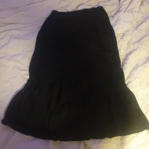 Svart lång kjol - Jätte fin lång svart kjol som är i storlek 158/164 men passar s/m