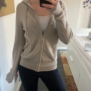 Soft goat zipper - Säljer denna zipper tröjan från soft goat storlek S! Pris kan diskuteras, nypris ca 2700kr