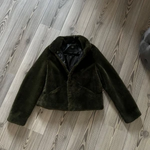Mörk grön pälsjacka - Säljer en jätte snygg grön pälsjacka från Only. Den är i storlek S och är jätte skön o bekväm. Jackan är som ny och i väldigt bra skick.💗