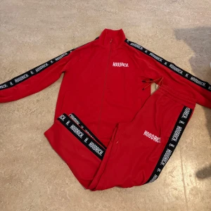 hoodrich tracksuit  - har en liten fläck som knappt syns. den är knappt använd 
