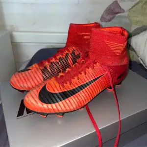 Nike mercurial superfly Elite ”University red”. En limiterad model som inte går att få tag på nya längre.   Pris 500 | 36,5 strl | skick 9/10  Pris kan diskuteras 