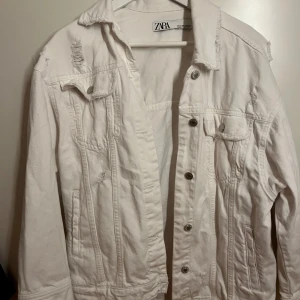 Vit jeansjacka - Vit jeansjacka från Zara, revorna tillhör modellen och är en cool detalj🤩 Storlek S från herravdelningen