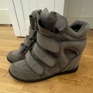 Liknande isabel marant skor!! - Säljer mina isabel marant liknande skor, dem ser precis ut som äkta. Använt dem en gång men köpte dem här från Plick, priset kan diskuteras även perfekta nu för hösten 🍂🍁