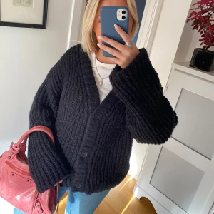 Stickad kofta - Så snygg svart stickad kofta! Så mysig🙌🏼🙌🏼