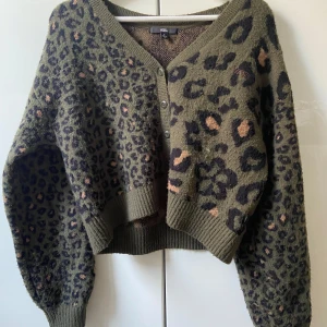 Leopard kofta - Så fin mörkgrön leopardmönstrad kofta med knappar från vans! Super mysig och unik, strl S