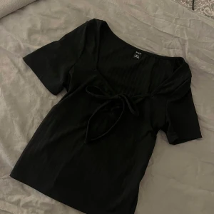 topp med rosett - Topp från shein med rosett, stl tall S men sitter som en vanlig xs/s. Bara använd några ggr!💕