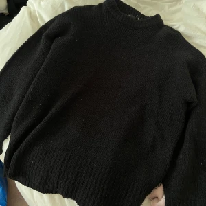 Stickad tröja  - Vanlig svart stickad tröja 