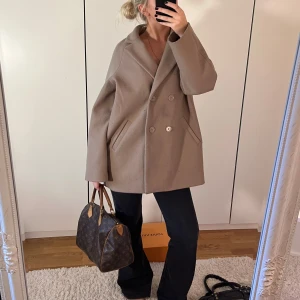 Kappa NAKD  - Beige kappa från NAKD!! Helt slutsåld & jätte eftertraktad 💕 strl 36