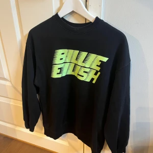 Billie Eilish sweatshirt  - Storlek S   Skick 7/10  Egentligen Xs men oversized så passar S