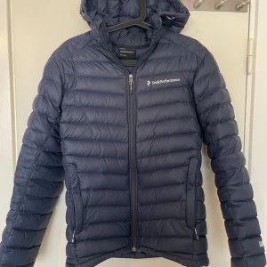 Peak Performance jacka - Hej! Säljer min peak performance jacka som är i ett jättebra skick. Passar perfekt nu till hösten och vintern. Hör av dig vid eventuella frågor! Priset kan diskuteras!