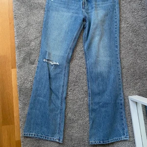 Utsvängda jeans - Utsvängda jeans från H&M med slitningar!! Prislapp kvar