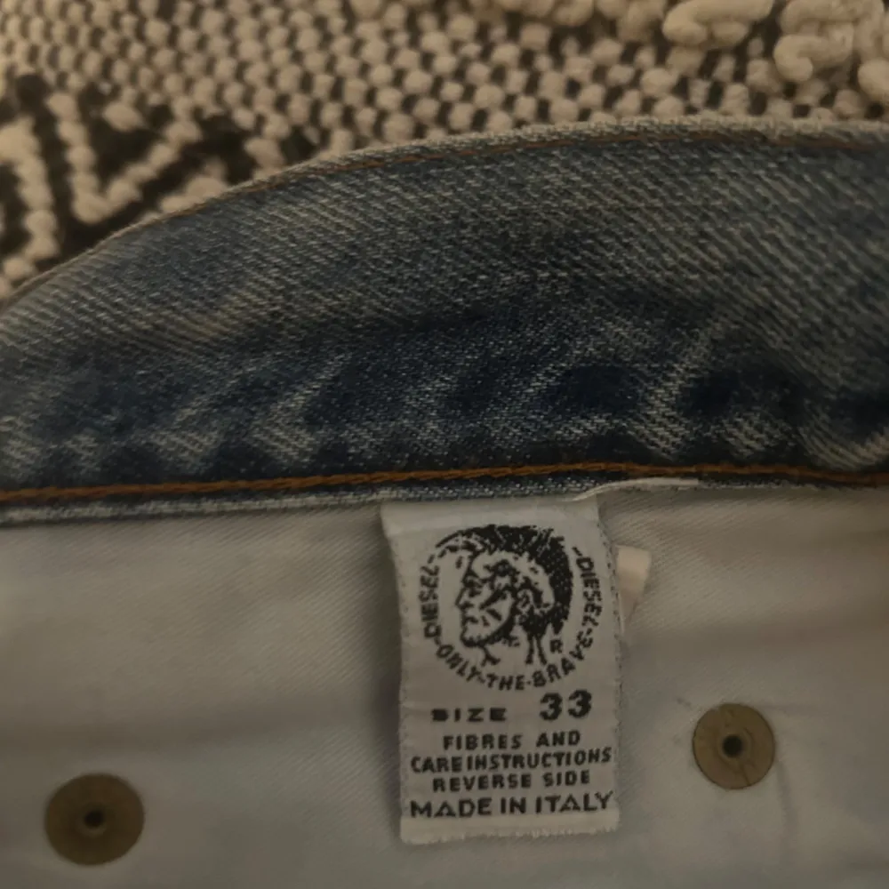 Vintage diesel jeans i bra skick har en lagning i skrevet Waist 93cm Längd 113cm . Jeans & Byxor.