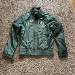 En tunn grön jacka med bra kvalitet  - En tunn grön jacka med bra kvalitet , Skriv gärna om ni har frågor 