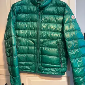 Moncler Acorus i extremt ovanlig och svårhittad färg, nyskick bortsett från en knapp som inte går att knäppas nere vid höger handled. Storlek 2 passar S/M, nypris ligger på 13.000kr. Skriv om du är intresserad tar rimliga bud😊