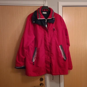 Jacka - Avtagbar krage saknas annars fint skick  Står M men upplever den som större L-XL kanske.