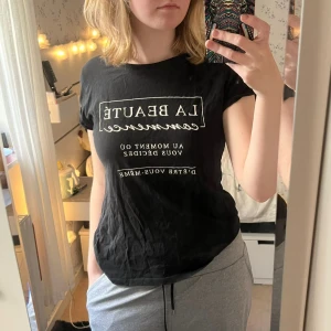 Tshirt med fransk text - Skönt och svalt material 🍒✨️ Texten säger "Skönheten börjar när man bestämmer att vara sig själv" eller ngt liknande :D