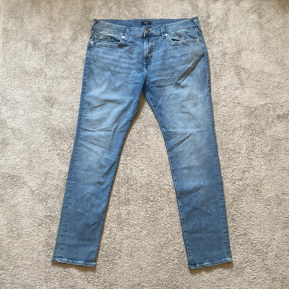 ROCCO RELAXED SKINNY, Midjemått rakt över 52cm, innerbenslängd 82cm, ytterbenslängd 113cm, benöppning 18cm. Jeans & Byxor.