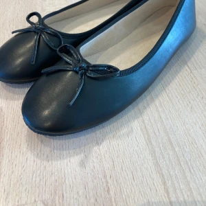 Ballerinaskor 38 helt nya - Helt nya svarta ballerinaskor i strl 38. Tyvärr för små för mig.