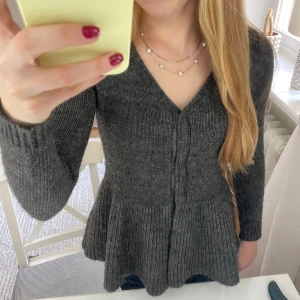 Volang kofta  - Nu säljs denna jätte söta stickade volang kofta från zara!!😍 I bra skick🥰❤️Kolla in min profil för fler tröjor!