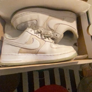 Air Force 1  - Ett par helt okej airforce 1 dem är i ett bra. Skick men dem är lite smutsiga och dem är lite sönder under om till men dom funkar 