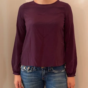 Lila blus från Allyn Bell - Säljer en stilren lila blus från Allyn Bell. Den har långa ärmar och en dragkedja i ryggen för en snygg detalj. Perfekt för både vardag och fest! 💜