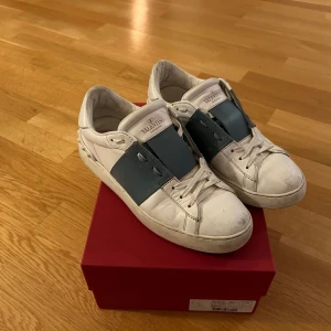 Valentino Garvani opens storlek 38 - Ljusblå Valentino Garvani Opens i storlek 38. Ganska stora i storleken.   Skorna kommer med originalbox och kvitto.   Skorna är i fint begagnat skick, se bilder. 