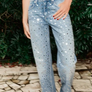 Jeans med strass  - Skitsnygga jeans med stenar, använda två gånger! 💙