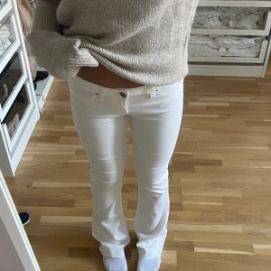 Vita bootcut jeans - Säljer ett par snygga vita bootcut jeans. Är helt nya kanske andvänt två gånger klippt längst ner som ni ser på sista bilden 