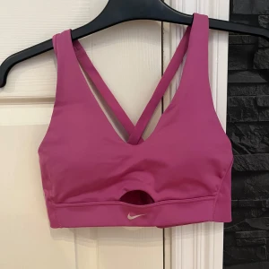 Sport BH - Rosa sport bh från Nike. I fint skick.  Storlek M💓 Pris kan diskuteras💓