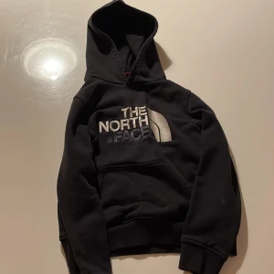 En North face hoodie - Den är för 10/11 åringar och den är andvänd ett par gånger.