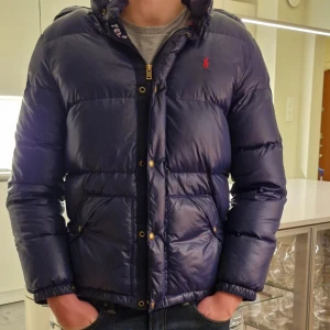Ralph Lauren puffer jacka! - Säljer denna extremt feta Ralph lauren puffar jacka som inte säljs längre, skicket är i bra förutom att de är 2 små hål i luvan och ett litet i arm. Sizen är XL i ungdom men sitter som S/M.  Skicka ett DM om du vill ha mer info!