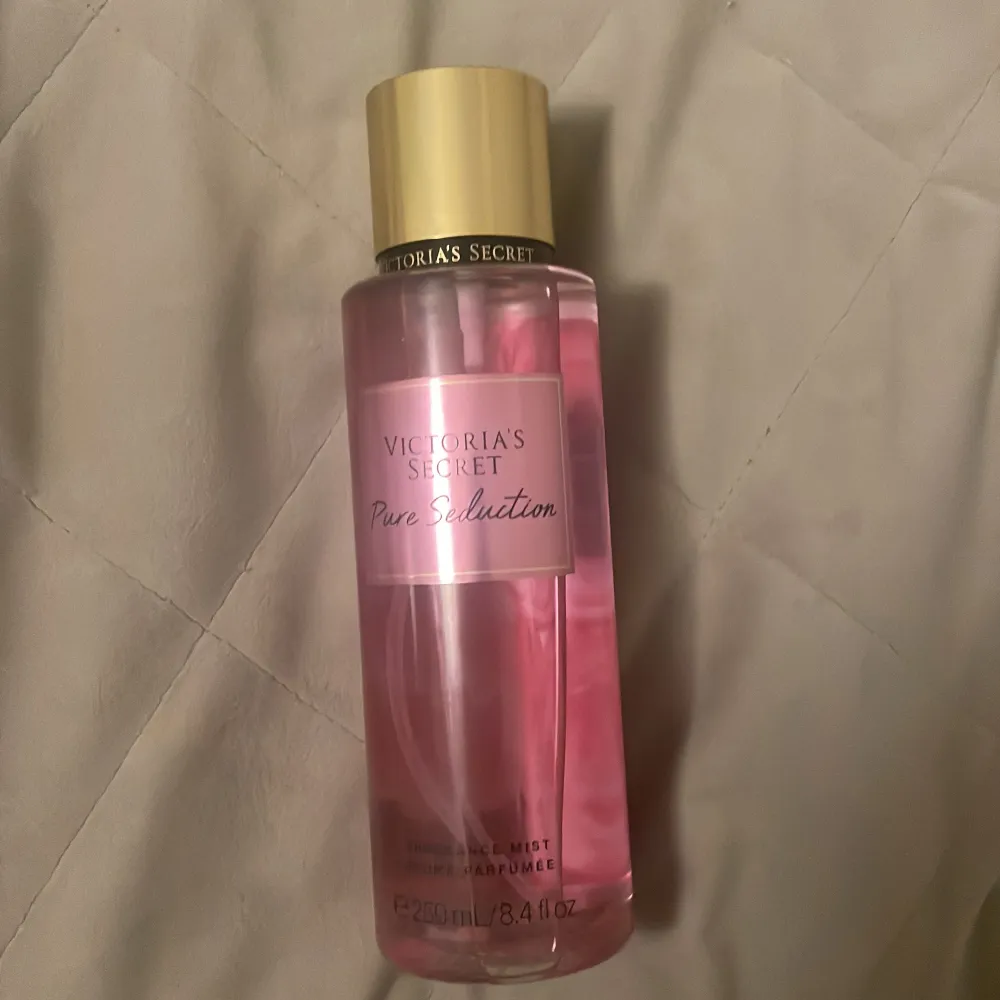  Victoria secret och ett body mist i doften pure selection. Hur den doftar kan du se på bild två. endast testat men annars är den full. Säljer för att jag har andra parfymer.🩷. Skönhet.